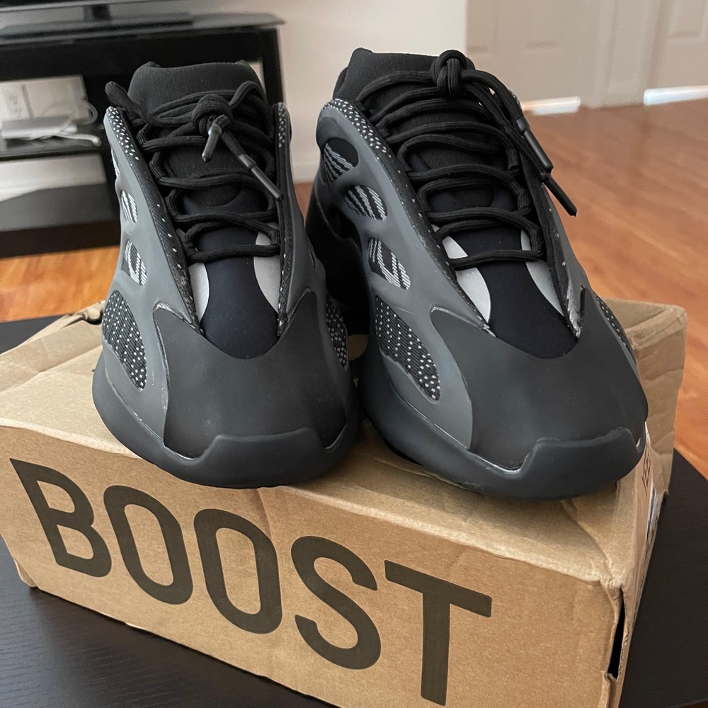 Adidas Yeezy 700 V3 Alvah (glow)